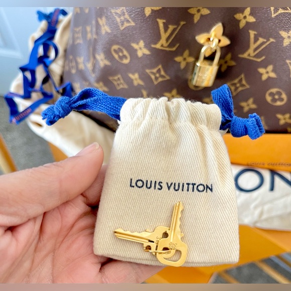 🔥🔥🔥Discontinued Louis Vuitton Monogram Flower Hobo, Pristine condition!🫶🏽 - Picture 7 of 17